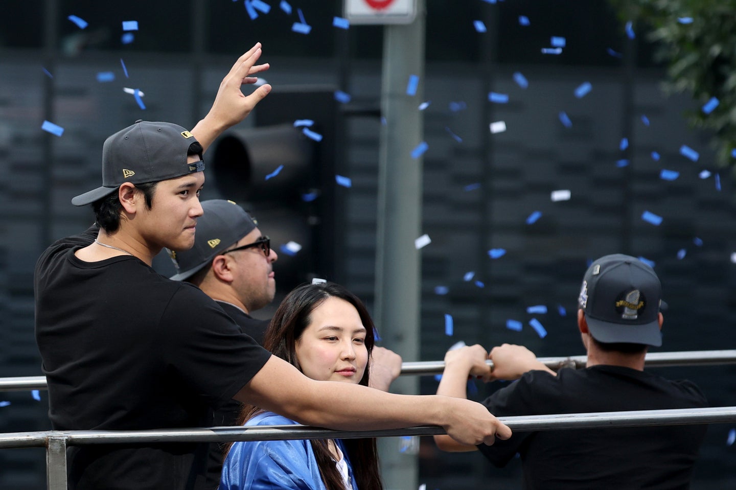 優勝パレードでリラックスした表情の大谷夫妻。（C）Getty Images