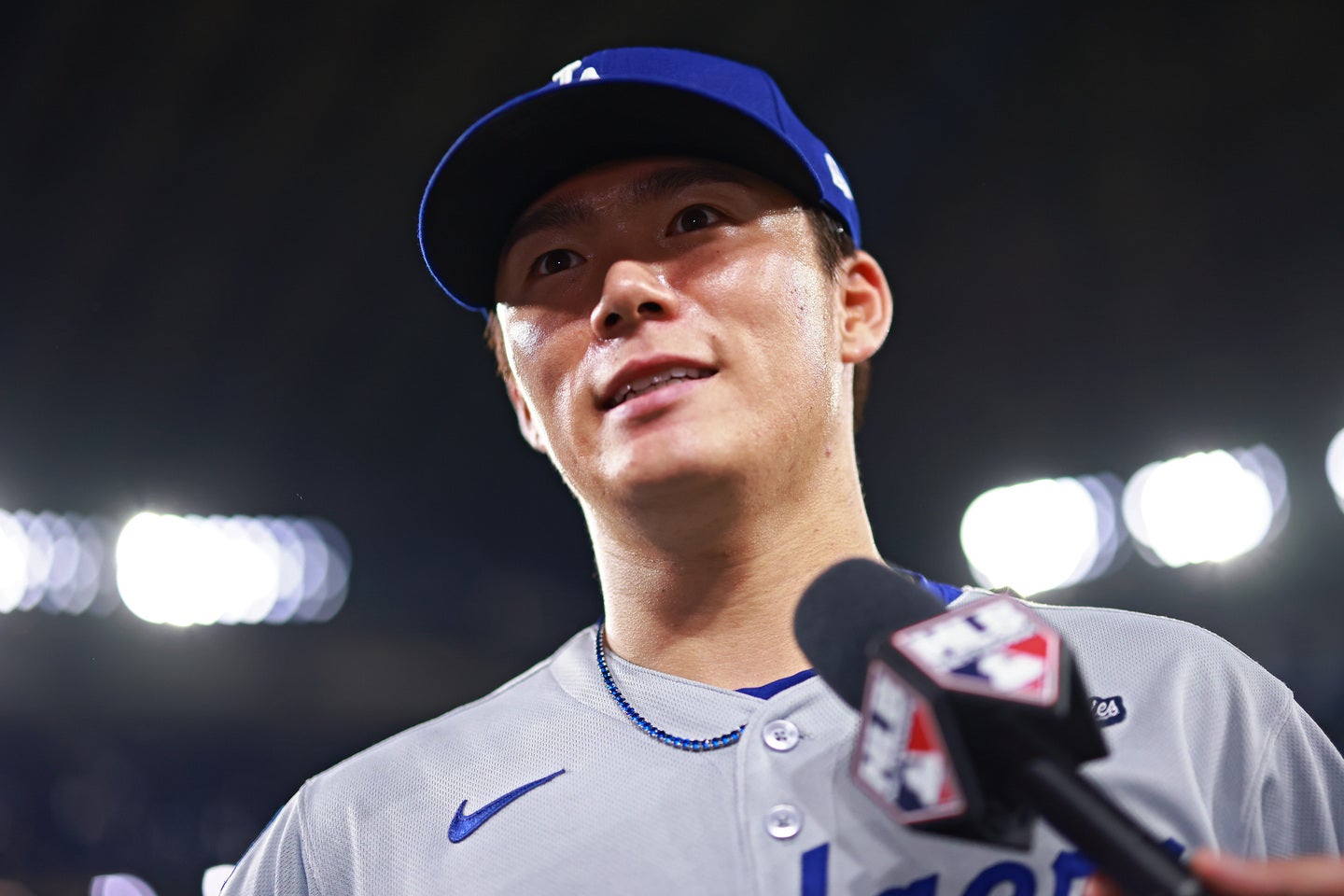 ドジャースの山本が優勝記念パレード、セレモニーで着用したジャケットが話題となっている。（C）Getty Images