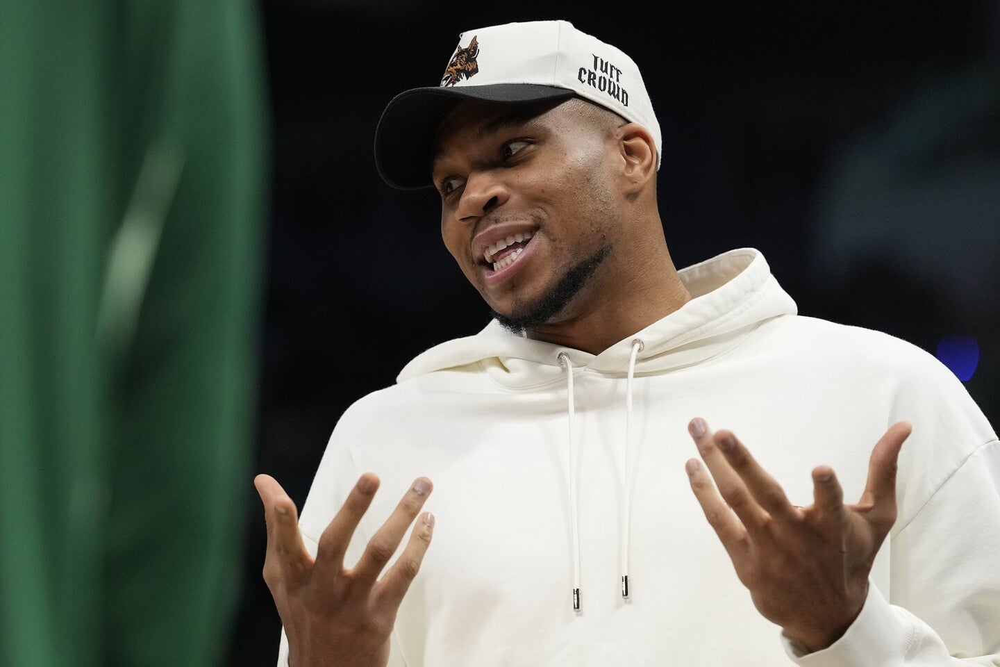 顔にアザができた理由を記者団に語ったヤニス。その真相は…。(C)Getty Images