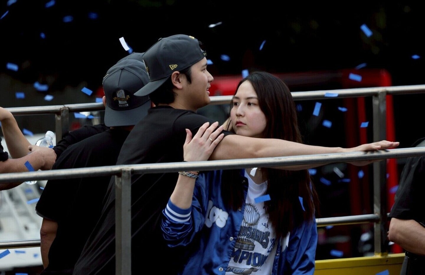優勝パレードに参加した大谷翔平（左）と妻の真美子さん（右）。（C）Getty Images