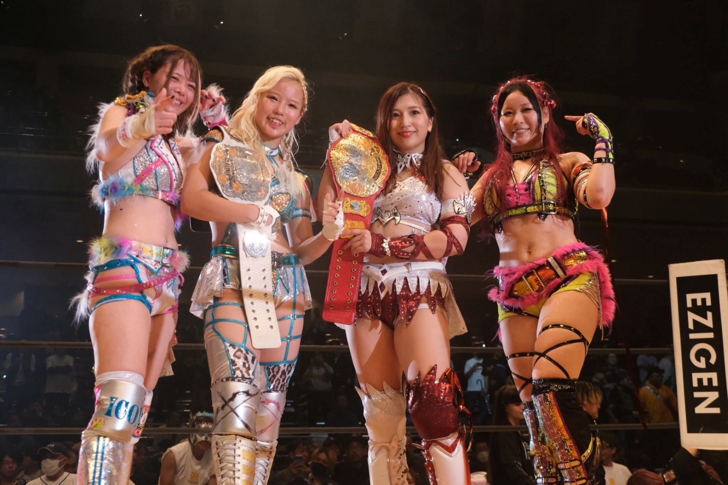 ビッグマッチのエンディングでは、岩谷麻優、ビクトリア弓月、青野未来、イヨ・スカイの豪華４ショットも実現した。写真：橋本宗洋