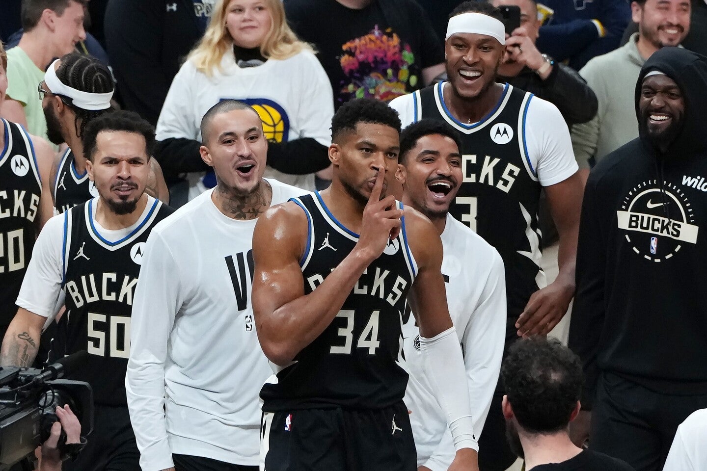 ペイサーズ相手に敵的なブザービーターを沈めたヤニス。試合後には相手ファンを煽るジェスチャーを披露した。(C)Getty Images