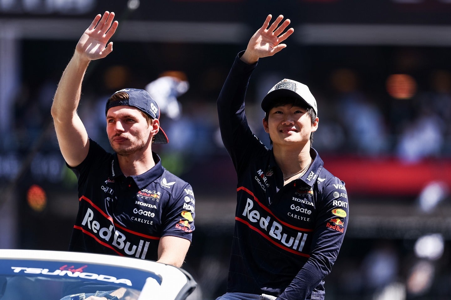 チームメイトのフェルスタッペン（左）をどれだけサポートできるかが、角田がレッドブルに残れるかどうかを左右する。(C)Getty Images