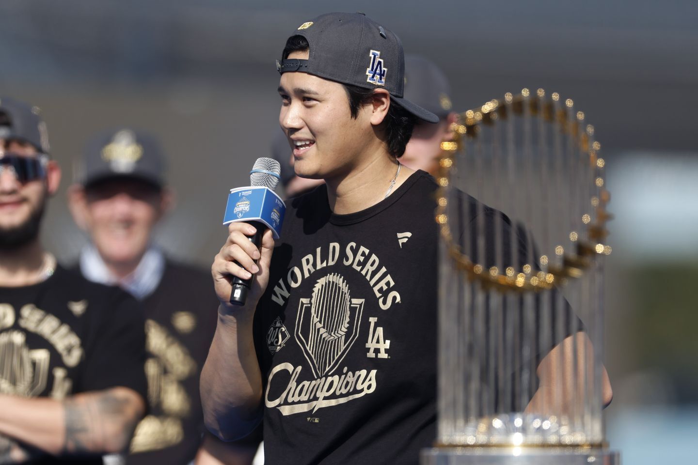 大谷が優勝パレード後の祝賀イベントでV３を宣言した。(C) Getty Images