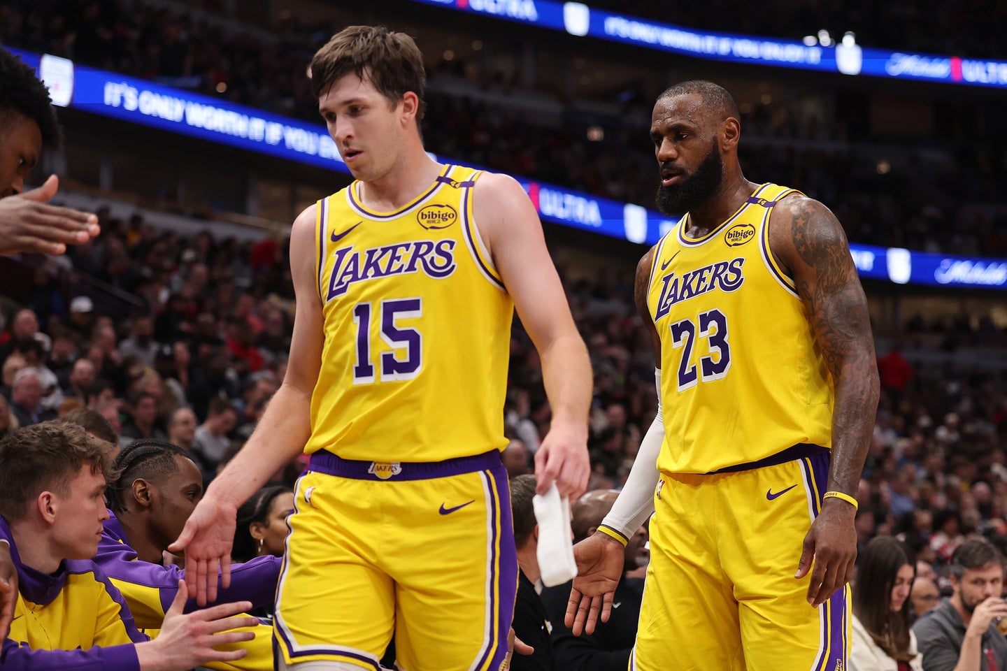 開幕からレイカーズを牽引しているリーブス(左)だが、レブロン(右)がいる限り、真の評価は測れない。(C)Getty Images