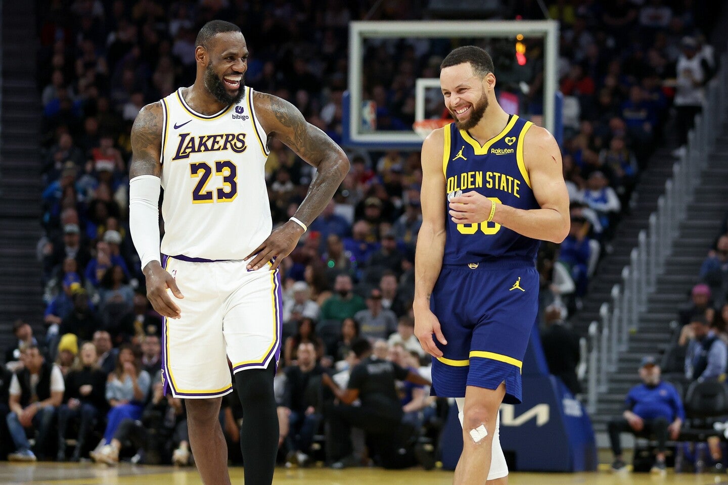 レブロン(左)がカリー(右)の凄さを力説した。(C)Getty Images