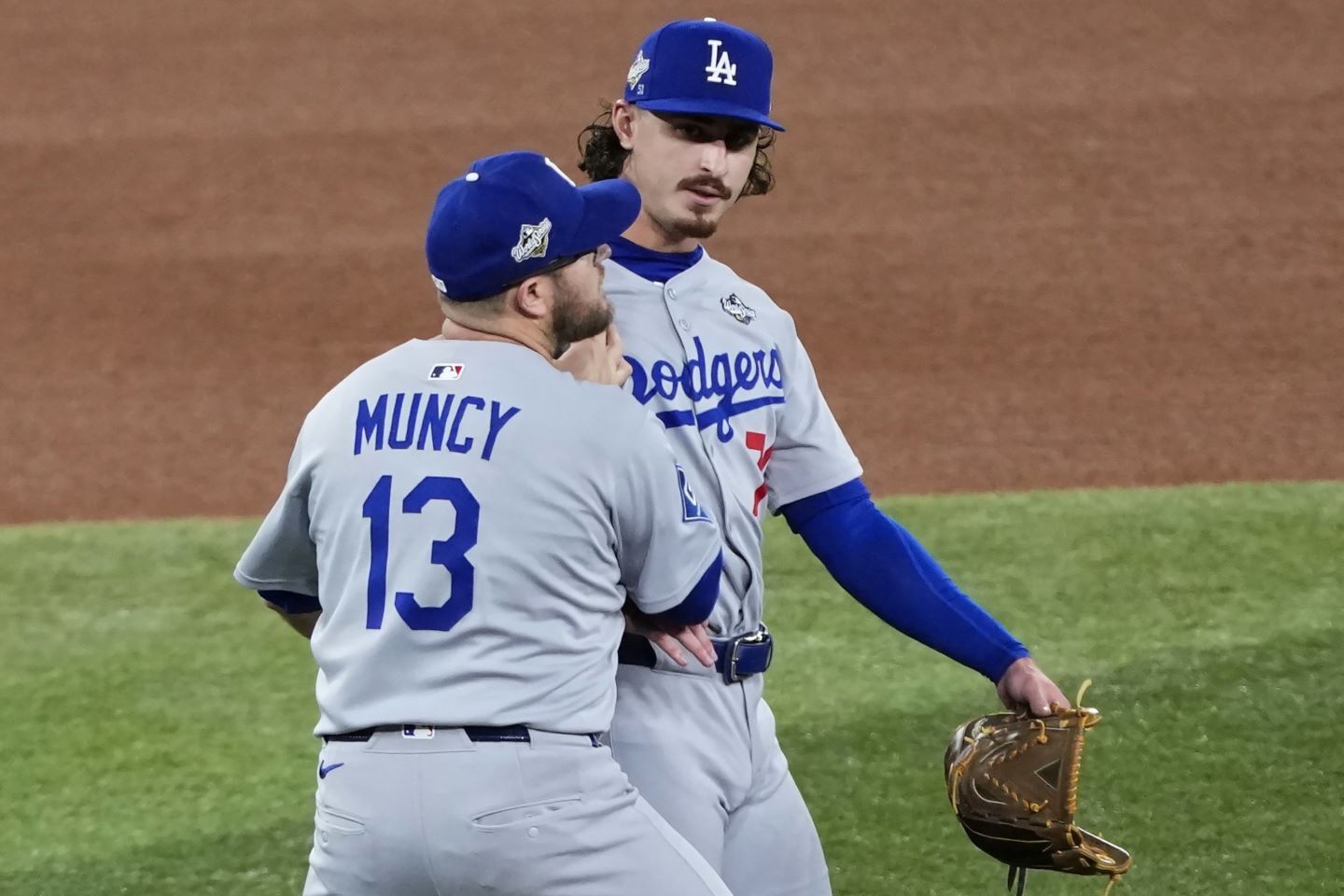 ロブレスキー（奥）を制止するマンシー（手前）。(C)Getty Images