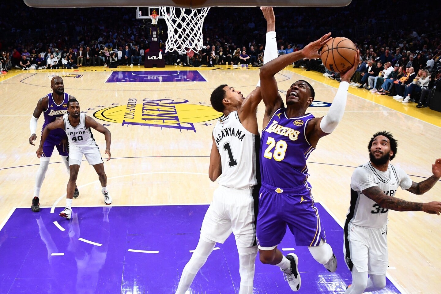 224cmのウェンバンヤマに果敢に攻め込む八村。攻守で躍動しレイカーズの５連勝に貢献した。(C)Getty Images