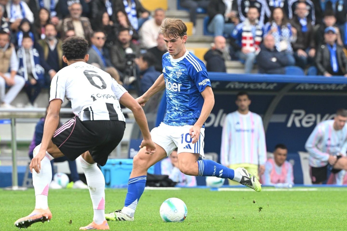 攻撃のあらゆる指標で最高レベルの数字を叩き出しているのが、トップ下のニコ・パス。スーパースターの階段を勢いよく駆け上がっている。(C)Alberto LINGRIA