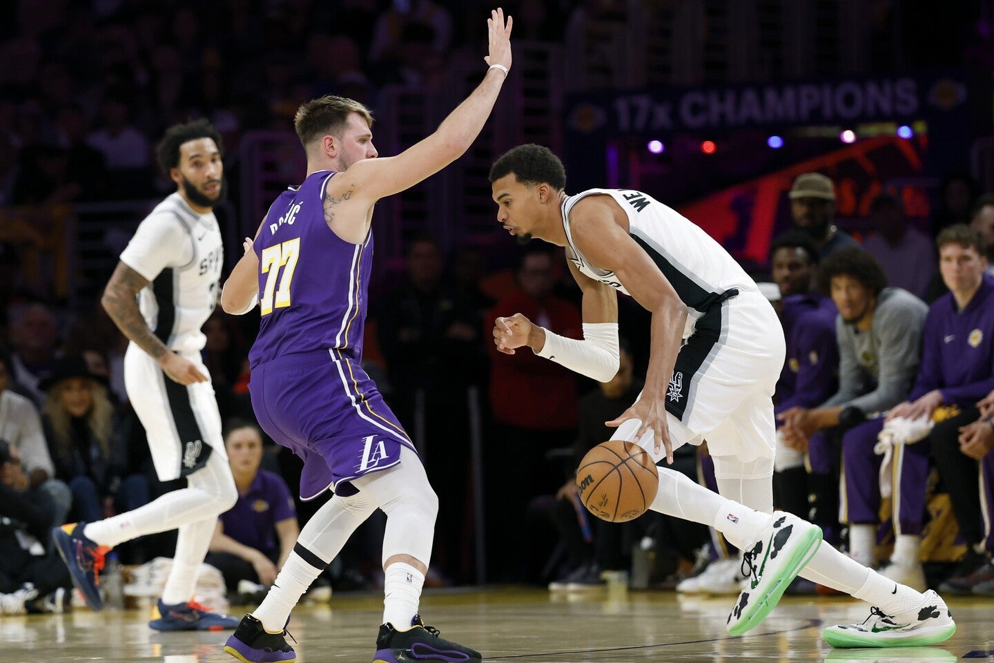 ウェンバンヤマ(右)がNBA入りした2023年以降、５度の対戦経験がある２人だが、いずれもドンチッチ(左)に軍配が上がっている。(C)Getty Images