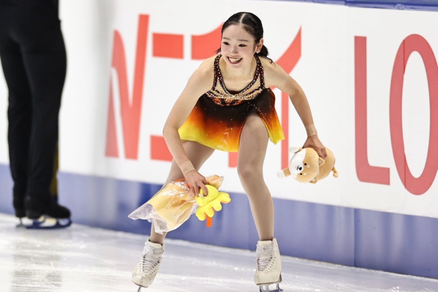 氷上に投げ込まれたマスコットを笑顔で拾う長岡。写真：梅月智史（THE DIGEST写真部）