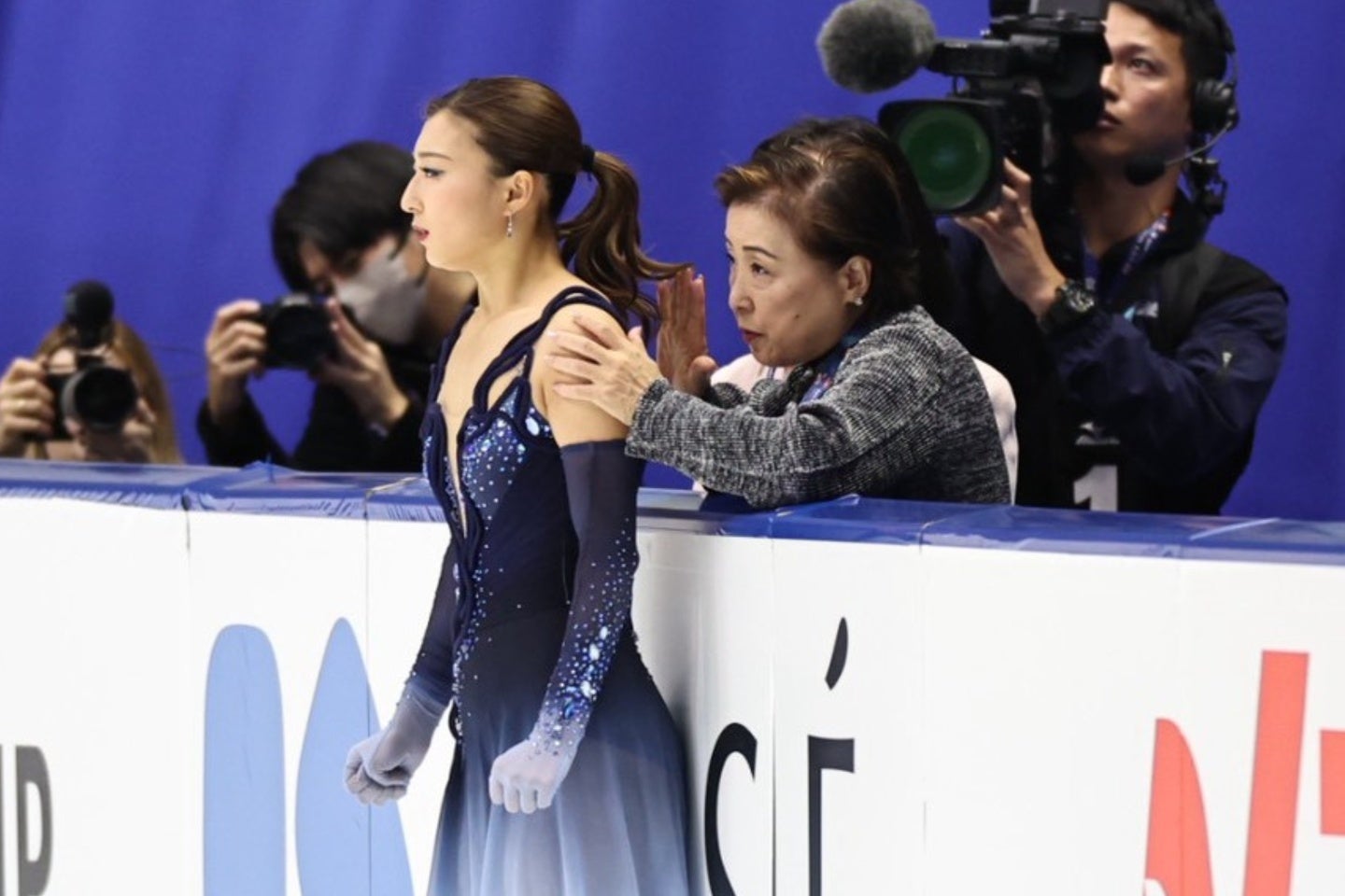 坂本に背中を叩き、気合を入れる中野コーチ。写真：梅月智史（THE DIGEST写真部）