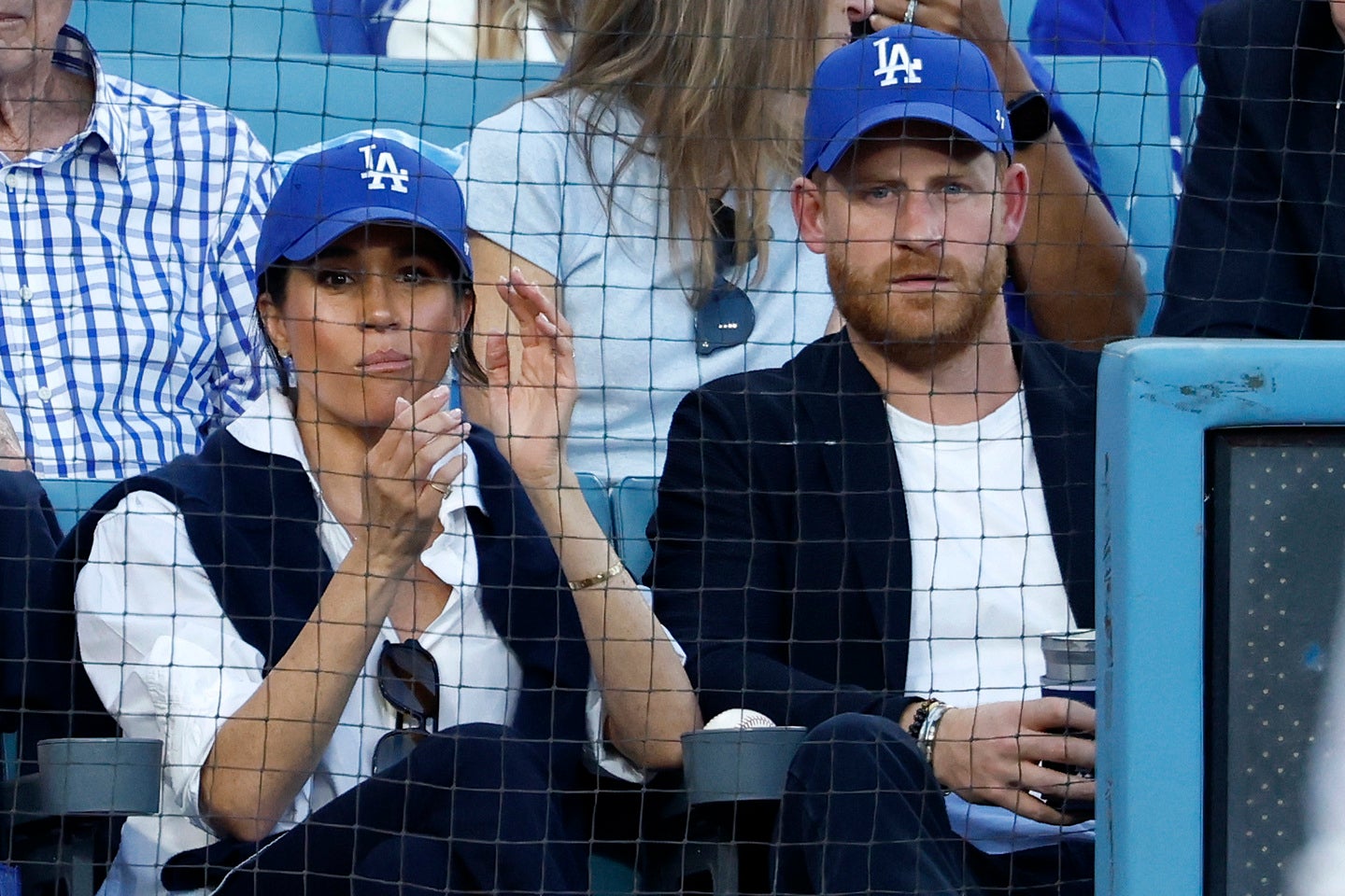 ドジャー・スタジアムでワールドシリーズを観戦しているヘンリー王子夫妻。（C）Getty Images