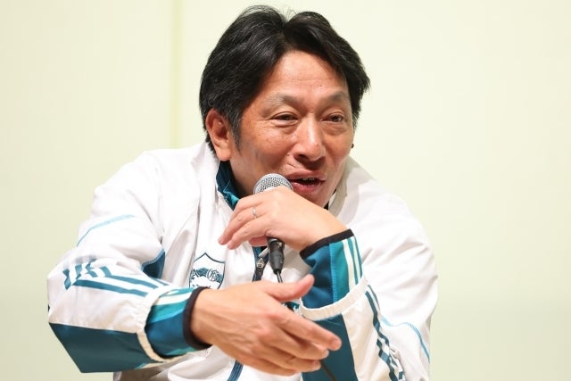 全日本大学駅伝の監督バスに帽子を忘れた原監督。写真：滝川敏之