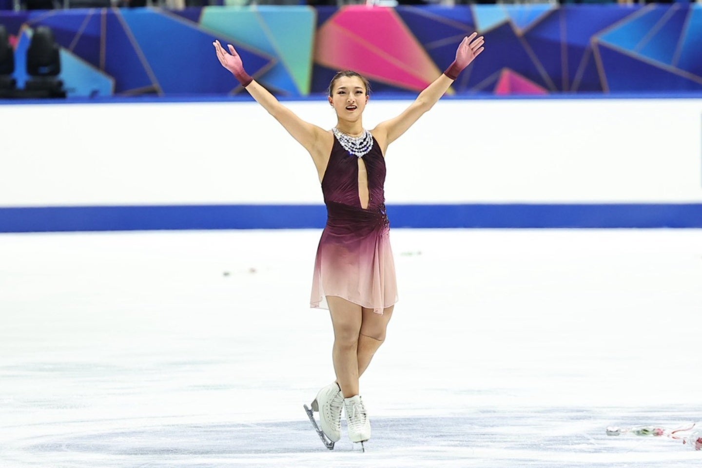 SP、FSともに完璧な演技をみせた坂本は観衆の大歓声に応える。写真：梅月智史（THE DIGEST写真部）