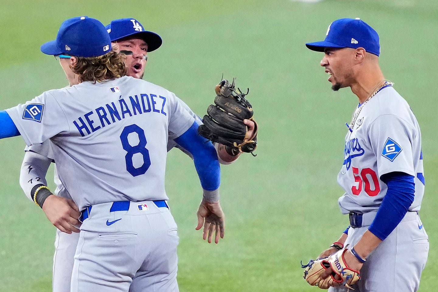 ロハス（右から２人目）の活躍を引き出したのは、キケ（左）とベッツ（右）の心遣いだった。（C）Getty Images