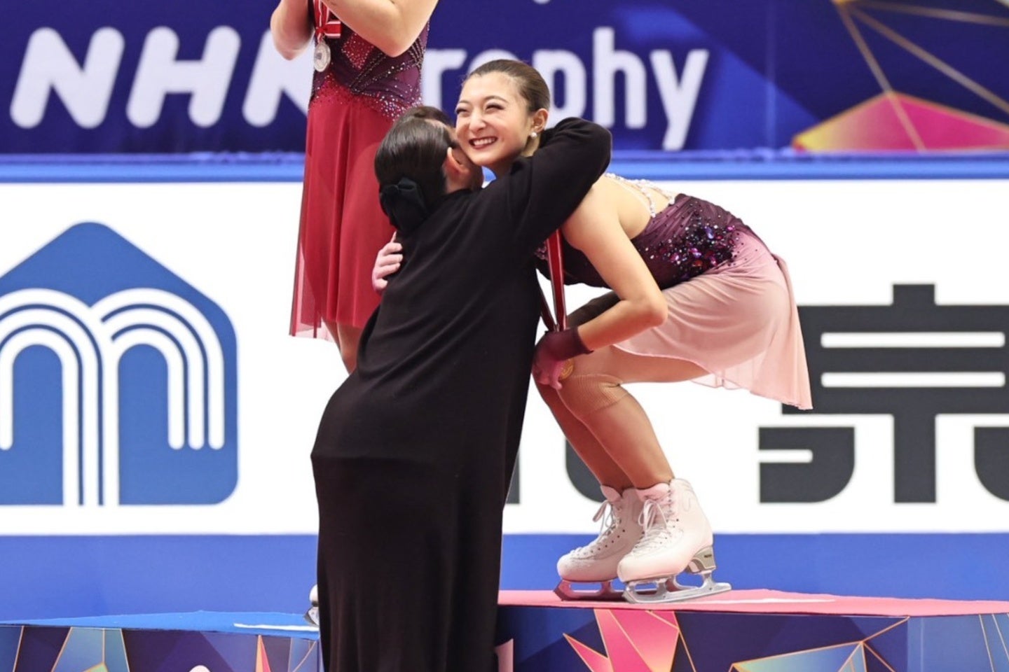 坂本に金メダルをかけて祝福した人物が話題になった。写真：梅月智史（THE DIGEST写真部）