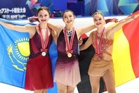 坂本（中央）はNHK杯４度目となる金メダルを獲得した。写真：梅月智史（THE DIGEST写真部）