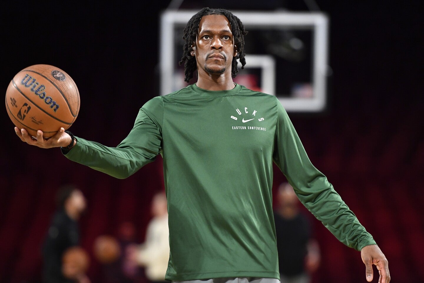 バックスのコーチング・アソシエイトとなったロンドが、チーム好調の要因のひとつとなっている。(C)Getty Images