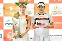 国際下部ツアーの浜松ウインメンズオープンで優勝を飾った小堀桃子（左）と準優勝の清水映里（右）。写真提供：浜松ウインメンズオープン（撮影：長浜功明）