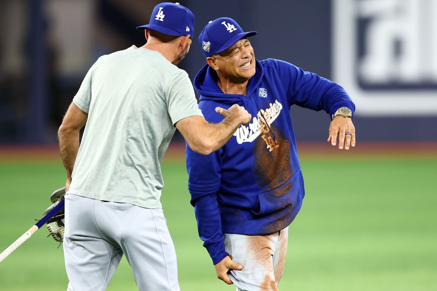 ロバーツ監督がキム・ヘソンとベースランニングで対決し、派手に転倒した。(C) Getty Images