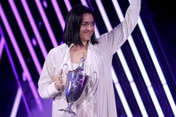 先のWTAファイナルズに元気な姿を見せたジャバー。復帰はもうしばらく先になりそうだ。(C)Getty Images