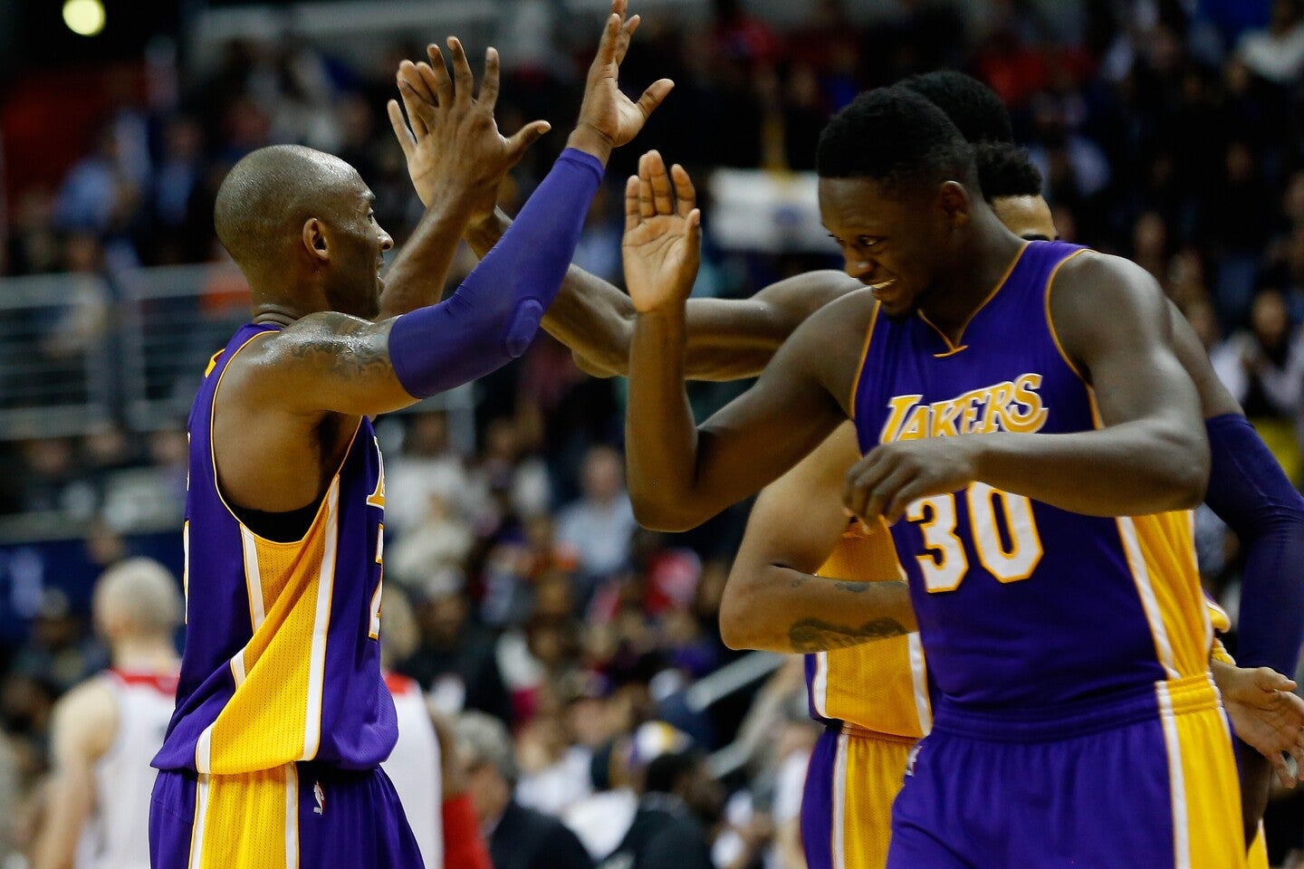 幼少期からレイカーズとコビーのファンだったランドル(右)。偉大な先輩とのプレーは毎日が特別だったという。(C)Getty Images