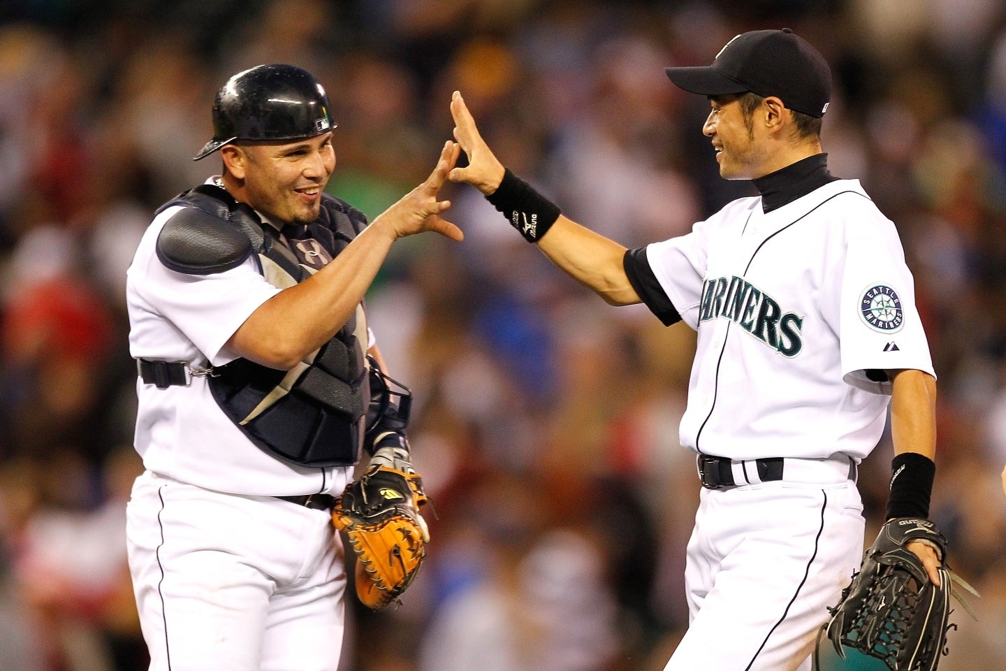 今オフのドジャース新戦力第１号は有望捕手のアルフォンソJr.。父エリエセル・アルフォンソ（左）はマリナーズでイチローとともにプレーした。(C)Getty Images