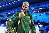 ATPファイナルズ予選リーグ第２戦、フリッツを破りガッツポーズでコートを去るアルカラス。年間１位まであと１勝とした。(C)Getty Images