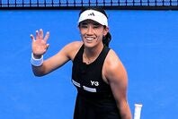 初心者マークの外れた真っ赤なポルシェとの画像を公開した加藤は、自身が無事故無違反の優良ドライバーであることも明かした。（C）Getty Images