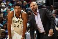 ヤニス（左）が元恩師のキッド（右）に対しジョークを飛ばした。(C)Getty Images