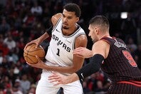 ウェンバンヤマについてアリナスは、224㎝という高さのアドバンテージをもっと活かすべきと説いた。(C)Getty Images