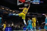 ドンチッチは11月10日のホーネッツ戦で今季２度目のダンクを決めた。(C)Getty Images