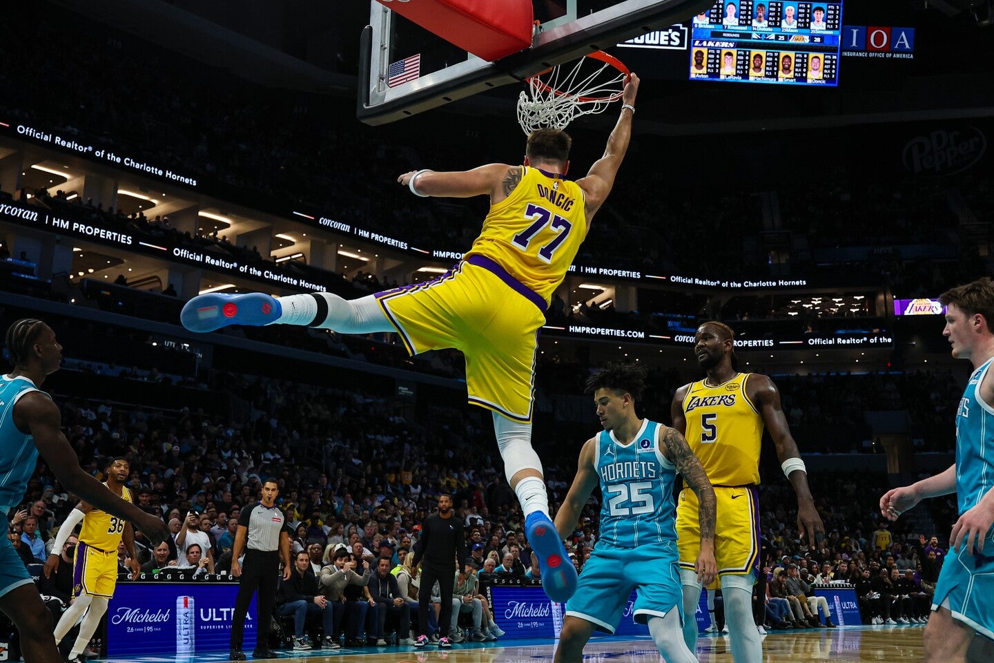 ドンチッチは11月10日のホーネッツ戦で今季２度目のダンクを決めた。(C)Getty Images