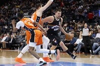 ナゲッツvsクリッパーズ戦で観客がコートに乱入した。(C)Getty Images