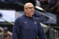 激動のチームを指揮するキッドHC。今季はまだ始まったばかりだが、苦しいシーズンになりそうだ。(C)Getty Images