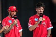 ランキング５位のルクレール（右）と６位のハミルトン（左）。特にハミルトンは残り３戦で148ポイントと現行のポイントシステムとなった2010年以降でキャリアワーストとなる可能性が高まっている。(C) Getty Images