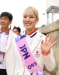 パリ五輪で日本選手団の旗手を務めたフェンシングの江村。大胆なイメチェンを報告した。(C)Getty Images