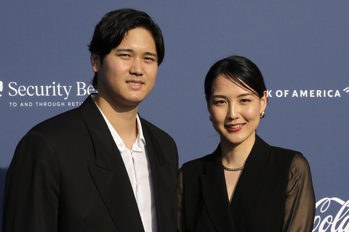 ３年連続４度目のMVP受賞を果たした大谷（左）とソファの隣で発表を見届けた真美子夫人（右）。（C）Getty Images