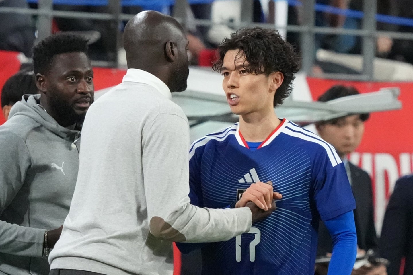 交錯したアブ・フランシスが負傷交代。田中はピッチから退くとガーナベンチに直行して、アッド監督に謝罪した。(C)Getty Images