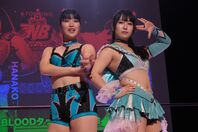 「NEWBLOOD」でタッグ王者に就いたさくらと玖麗。写真：橋本宗洋