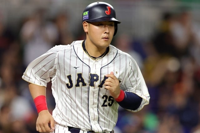 ２打席目を前にベンチに下がった岡本。(C)Getty Images