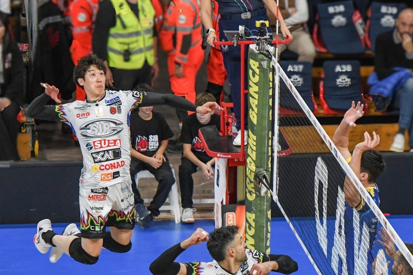 石川は打点の高いスパイクを叩きつける。画像提供:Maurizio Lollini