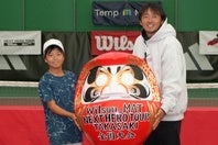 全国大会初優勝を飾った島村颯人（左）と本大会の企画者であるMAT GROUP代表の松田将十氏（右）(C)Tennis.jp