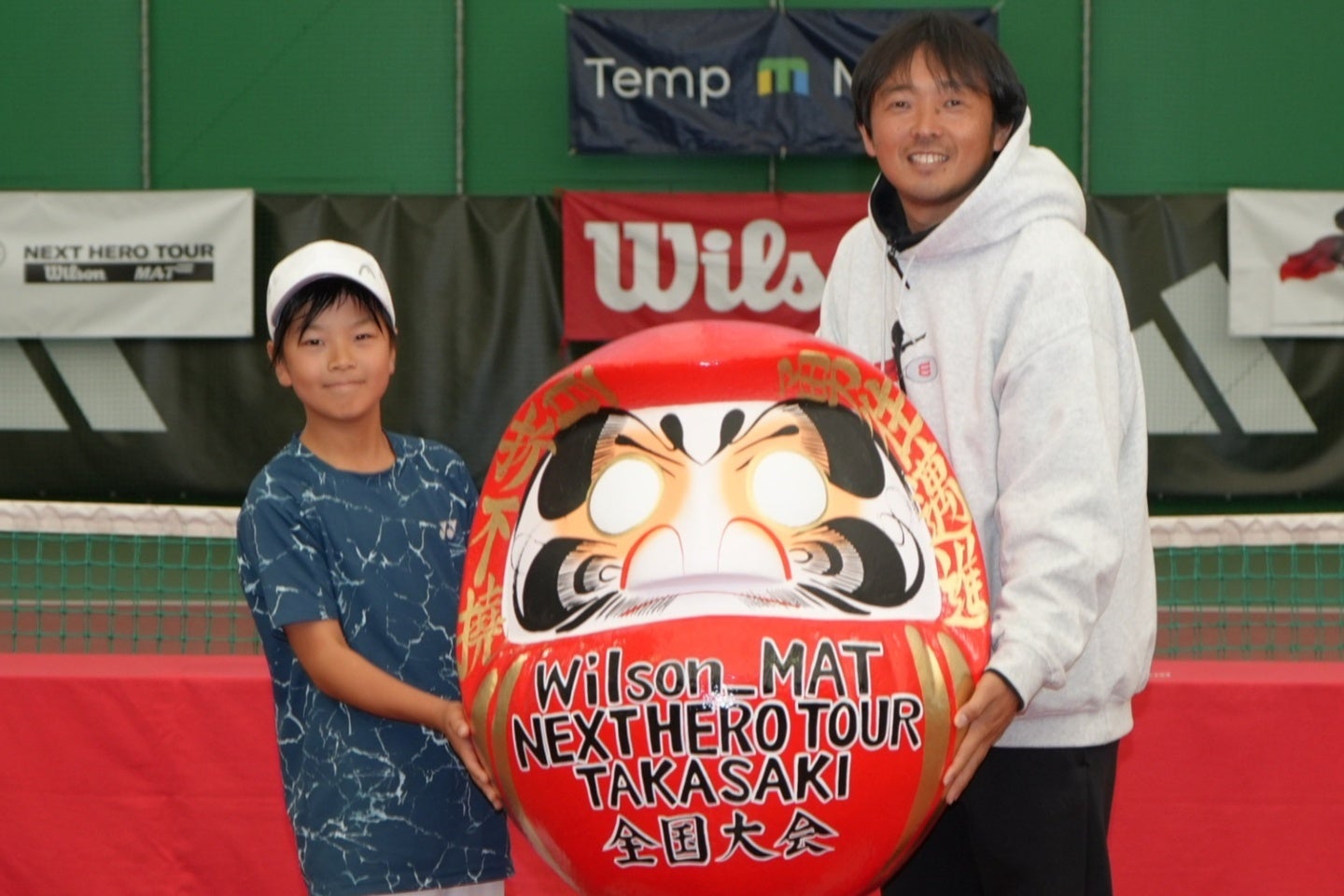 全国大会初優勝を飾った島村颯人（左）と本大会の企画者であるMAT GROUP代表の松田将十氏（右）(C)Tennis.jp