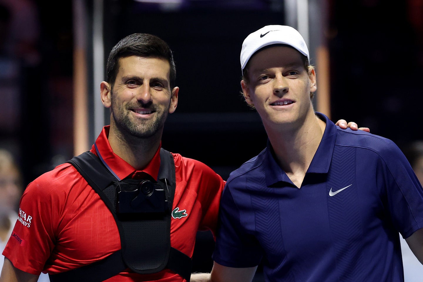 シナー（右）へ同情する一方で、処分の軽さについては疑念を抱いているジョコビッチ（左）。（C）Getty images