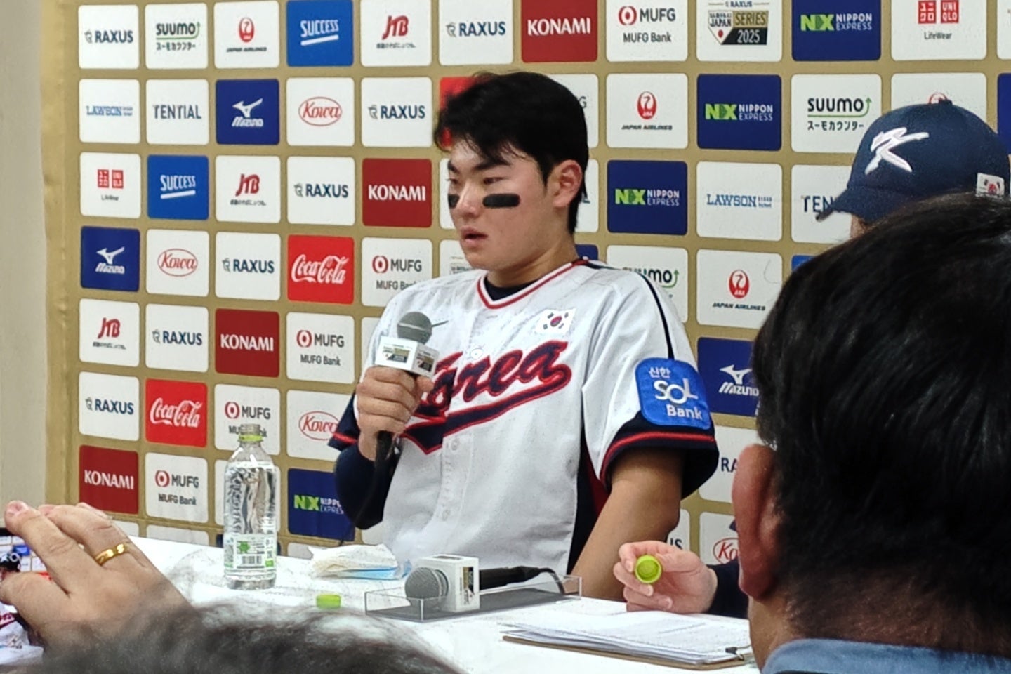 ９回に劇的HRを放った韓国のキム・ジュウォン。記者会見では言葉に詰まり、目を赤く腫らした。(C)THE DIGEST