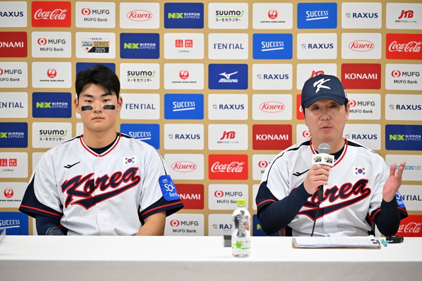 ９回に劇的HRを放った韓国のキム・ジュウォン（左）。リュ・ジヒョン監督（右）は感謝を伝えた。(C) Getty Images