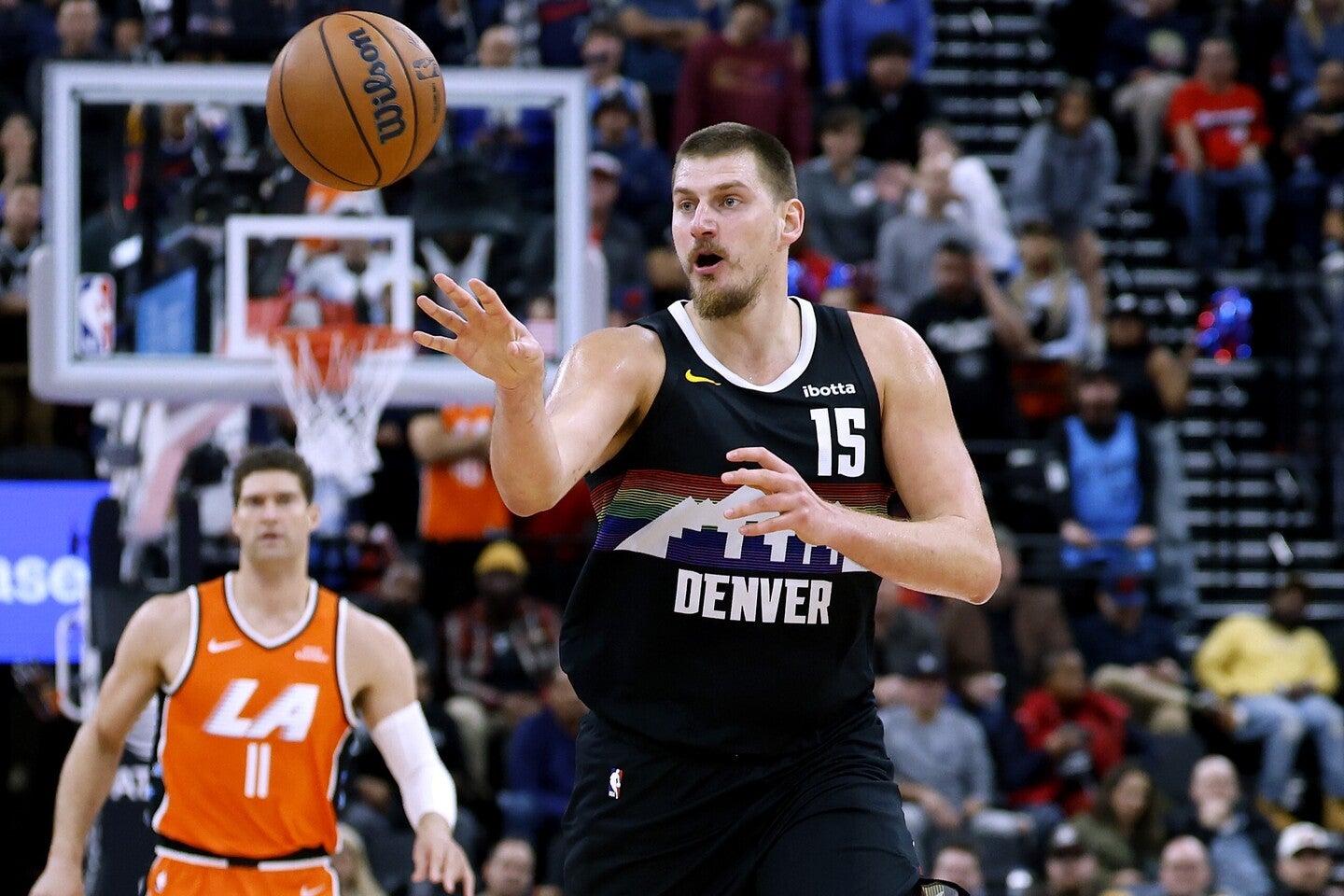 ここまでヨキッチは平均28.7点、13.0リバウンド、10.8アシストを記録。２年連続の平均トリプルダブルも視野に入れる。(C)Getty Images