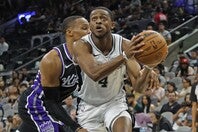 フォックスは古巣相手にシーズンハイの28得点、11アシストの活躍でスパーズ勝利の原動力になった。(C)Getty Images